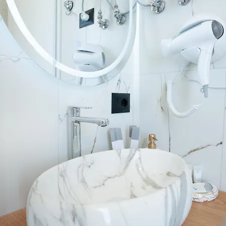 Azure Sea View 酒店 *